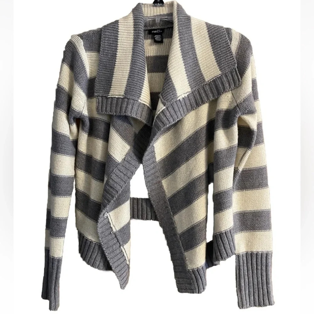 MISSES RUE 21 GRAY AND WHITE LONG SLEEVE CARDIGAN SIZE MEDIUM Nice condition